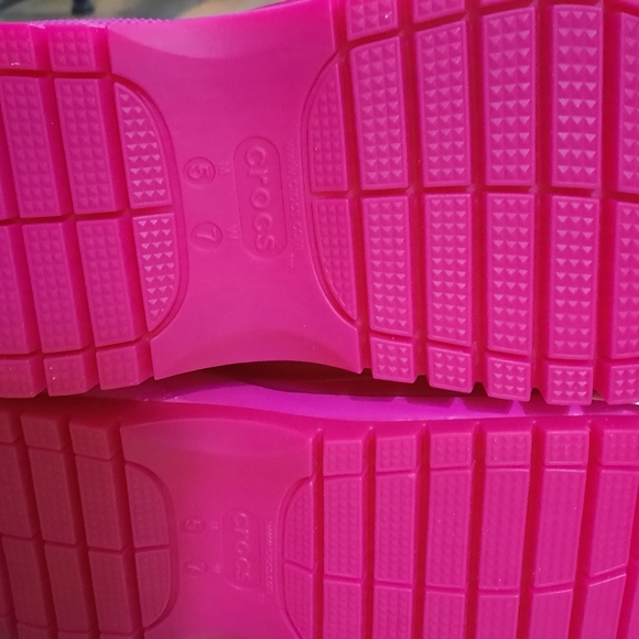 Women's hot pink BARBIE platform Mega Crush CROCS. Size 7 (fits like an 8) - Picture 3 of 8